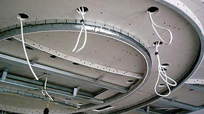 Фото - пример электро разводки потолка под встраиваемые светильники